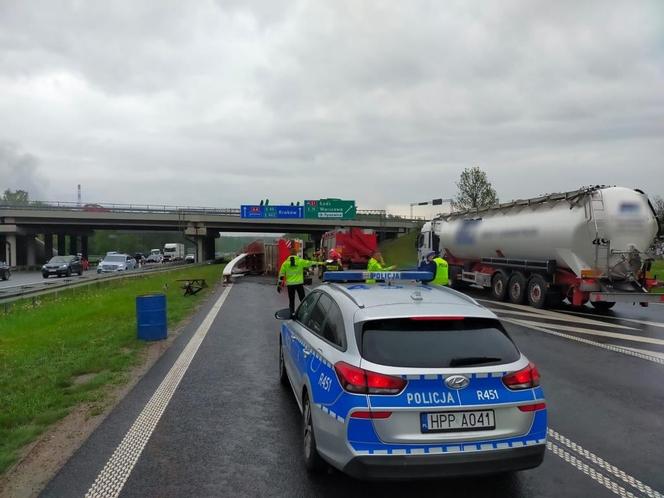 Nawet 3 godziny potrwają utrudnienia na autostradzie A4 w Mysłowicach, gdzie przewróciła się ciężarówka [ZDJĘCIA]
