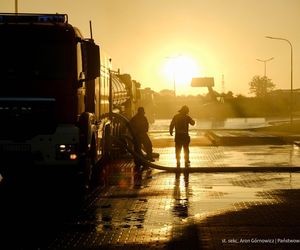  Kawle. Pożar zakładu przetwórstwa drobiowego. 120 strażaków walczy z żywiołem w czwartek, 14 sierpnia. Jeden z nich zaginął [ZDJĘCIA]