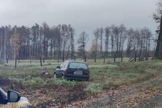 Jechał bez tablic rejestracyjnych, był pijany. Gdy zobaczył policję „zaparkował” w polu i uciekał pieszo