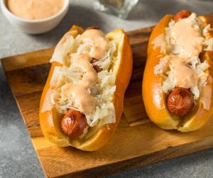 Świętuj Dzień Hot Doga z rodziną i przyjaciółmi. Odkryj klasyczny smak rodem z USA