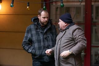 Na Wspólnej odc. 2865. Kazik/ Paweł (Grzegorz Kwiecień), Włodek (Mieczysław Hryniewicz)