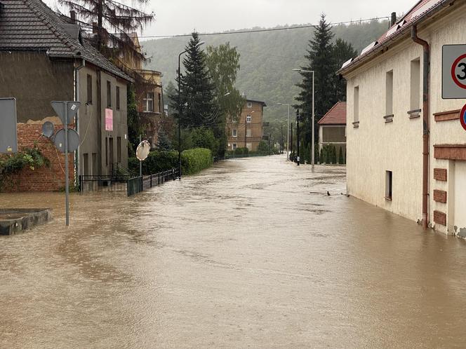 Bardo zatopione. Ulice toną, nie ma prądu, są problemy z siecią