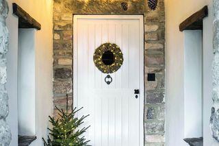 Świetlne dekoracje domu na Boże Narodzenie