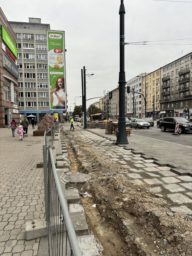 Budowa drogi rowerowej na ul. Puławskiej w Warszawie obok dawnego kina „Moskwa”