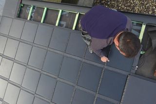  Montaż dachówek solarnych