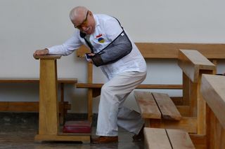 Lech Wałęsa z ręką na temblaku poszedł do kościoła. Na koszuli Matka Boska i flaga Ukrainy