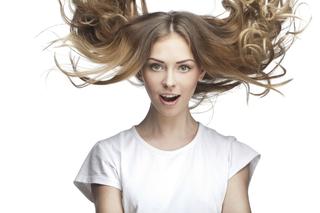 Jak dbać o cienkie włosy? Sposoby na nadanie włosom objętości