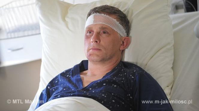 M jak miłość odc. 1159. Artur Rogowski (Robert Moskwa) w szpitalu po wypadku