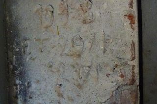 Inskrypcje więźniów w piwnicach na Pradze-Północ