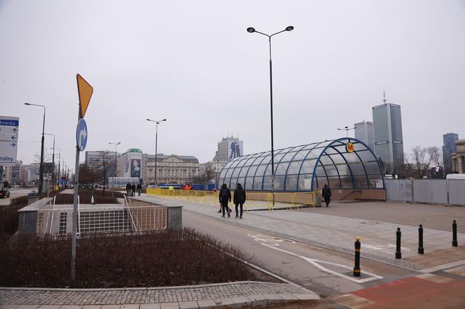 Budowa łąki kwietnej przy wejściu do metra Centrum w Warszawie