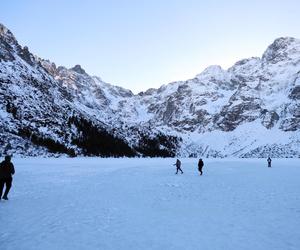 Selekcja naturalna. Internauci bezlitośni dla ludzi, którzy wchodzą na  na Morskie Oko w czasie odwilży