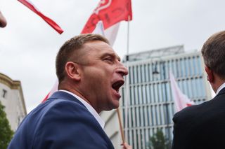 Robert Bąkiewicz przed Sejmem wśród zwolenników Karola Nawrockiego