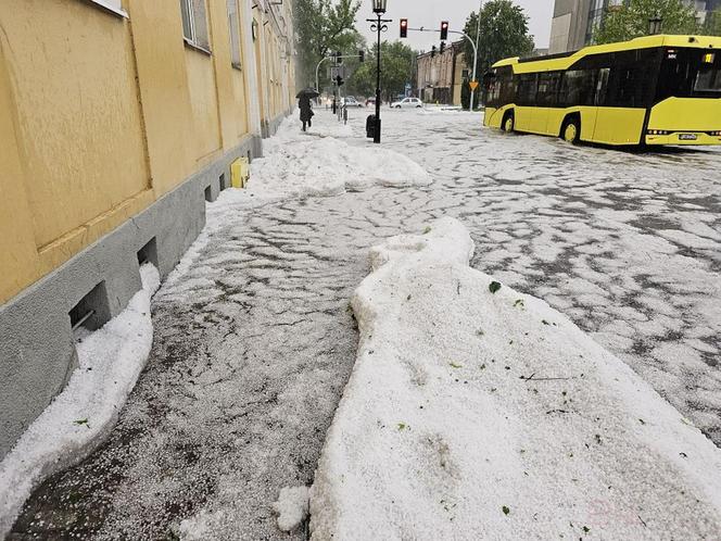 Nawałnica nad Gnieznem. Miasto zalały strumienie wody po ulewie i gradobiciu [ZDJĘCIA].