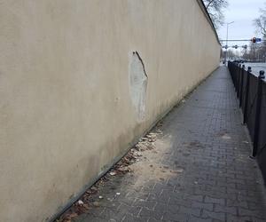 Z muru zabytkowego lapidarium w Lesznie znów odpada tynk
