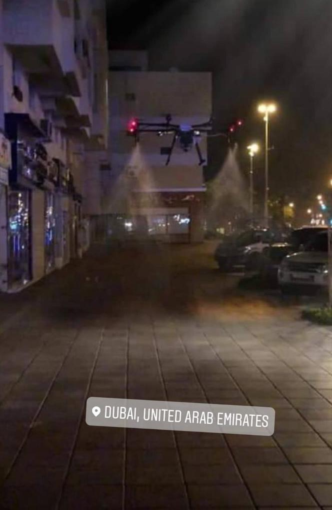 Opustoszała ulica Szari asz-Szajch Zajid – autostrada w Dubaju w Zjednoczonych Emiratach Arabskich 