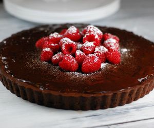 Bez piekarnika, ale pełna smaku. Tarta czekoladowa, która zawsze wychodzi