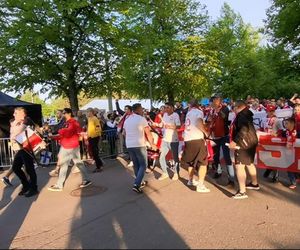 Kibice skandują Lewandowski pod stadionem w Helsinkach