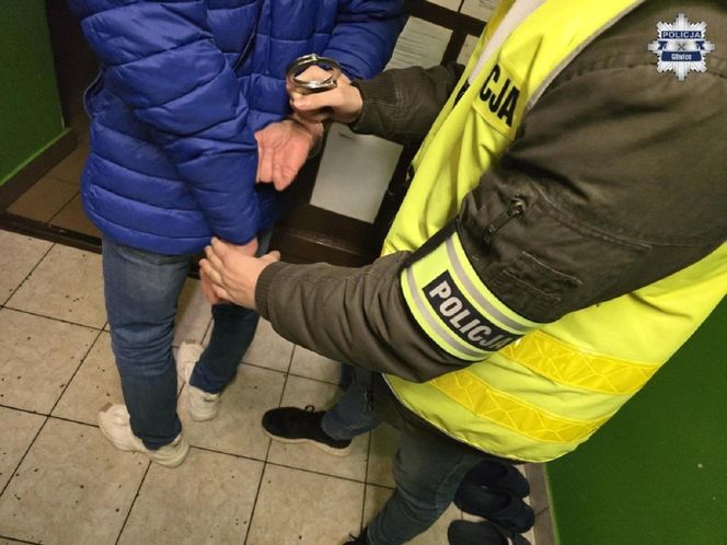 Podał się za urzędnika i powiedział, że musi sprawdzić ogrodzenie. Chwilę później z domu zniknęło 15 tys. zł