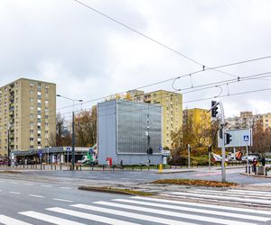 Stelaż reklamowy na rogu ul. Anielewicza i al. Jana Pawła II w Warszawie