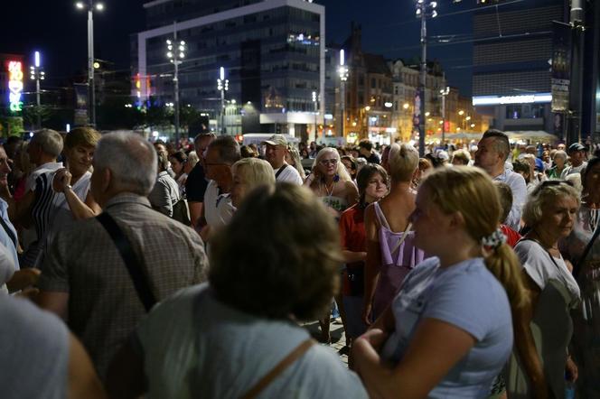 Potańcówka przed Teatrem Śląskim w Katowicach