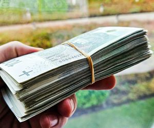 Gotówka coraz popularniejsza. Polacy trzymają w domach miliardy