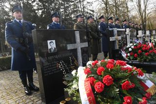 Obchody 15. rocznicy katastrofy smoleńskiej przed pomnikiem Ofiar Katastrofy Smoleńskiej na Cmentarzu Wojskowym na Powązkach