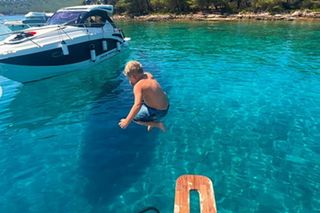 Roksana Węgiel i Kevin Mglej z dzieckiem na wakacjach