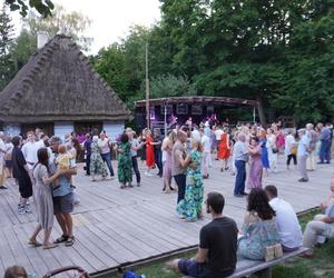 Sielanka na parkiecie w Muzeum Wsi Lubelskiej pod gołym niebem! Za nami kolejna potańcówka w rytmie miejskiego folkloru z Warszawy i Lwowa