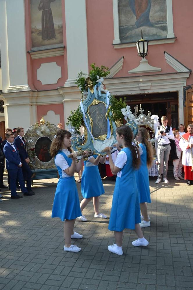 "Taniec" feretronów  podbija sieć! Czym jest kaszubski pokłon?