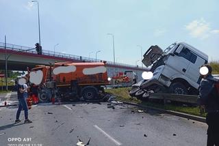 Dramatyczny wypadek w Krakowie! Zamiatarka MPO zderzyła się z ciężarówką! Potężne korki! 