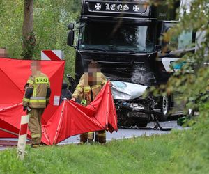 Samochód ciężarowy zderzył się z osobowym autem. Cztery osoby zginęły. Droga zablokowana