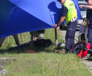 Śmiertelny wypadek na Białołęce. Wyleciał z pojazdu i uderzył w znak drogowy. Motocyklista zginął na miejscu