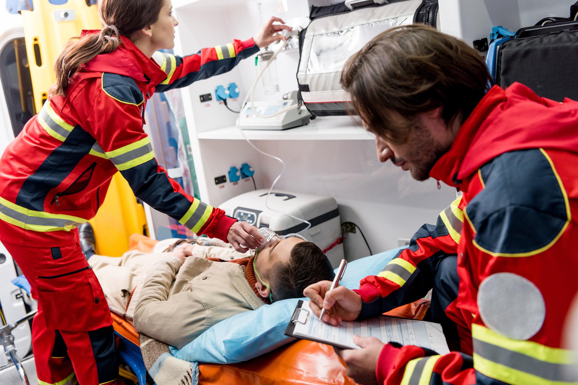 During emergency. Госпитализация на скорой помощи. Больницы чрезвычайным ситуациям. Видео из скорой помощи внутри.