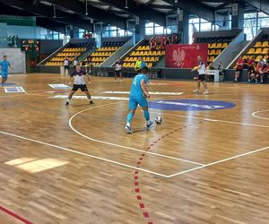 Na co dzień ratują, a dziś grają. Strażacka rywalizacja na parkiecie w Lesznie