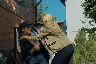 M jak miłość odc. 1689. Jagoda (Katarzyna Kołeczek), włamywacz (Wojciech Wereśniak)