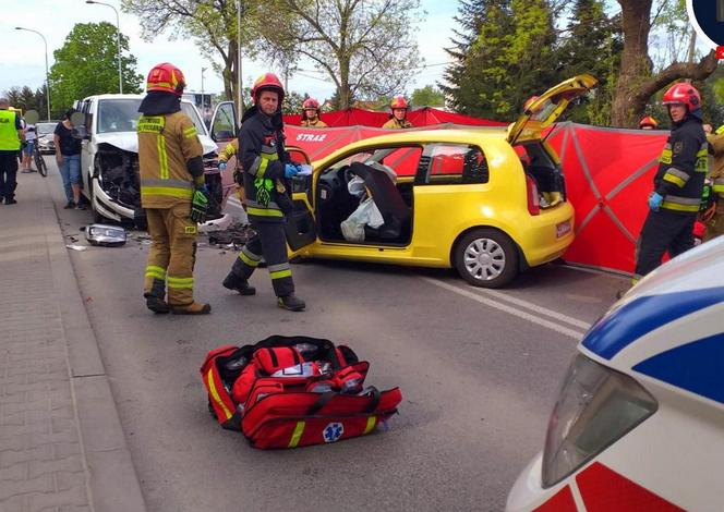 Pasażerka nie żyje, kierowca w szpitalu. Tragiczna czołówka na Płochocińskiej