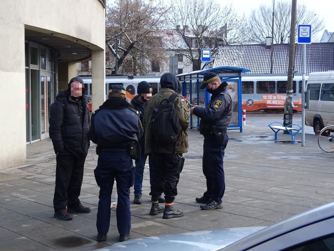 Trzech mężczyzn zrobiło sobie libację w centrum