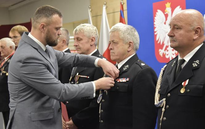 Wręczono odznaki Świętego Floriana i innne medale strażakom. Wśród zasłużonych wójt Gminy Iława