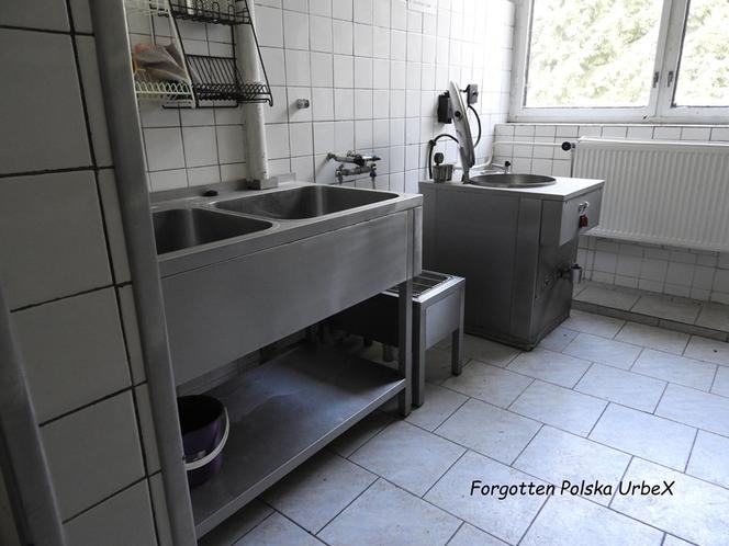 Lalka "śpiąca" w łóżku i urządzenia rehabilitacyjne. Co znajduje się w opuszczonym sanatorium przy polskiej granicy? [ZDJĘCIA]