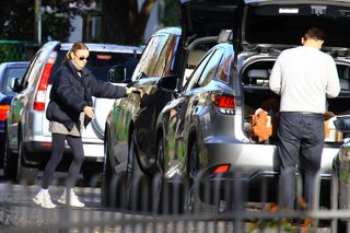 K. Tusk z mężem przenoszą rzeczy z lexusa do innego auta: Córka oddała ojcu samochód