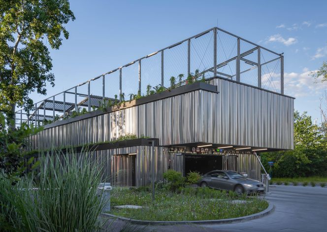 Garaż wielostanowiskowy ze strefą rekreacyjną na dachu w Warszawie