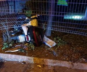 Kraków. Policyjny pościg za motocyklistą w centrum miasta. 25-latek uderzył w metalowe ogrodzenie