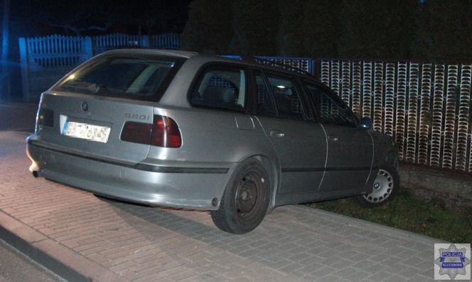 24-letni kierowca BMW wjechał w ogrodzenie posesji