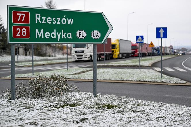 Kolejka ciężarówek przez protest przewoźników na granicy w Medyce