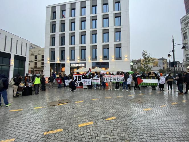 Protest w Łodzi. Zebrali się w centrum miasta by pokazać solidarność z Palestyną [ZDJĘCIA]