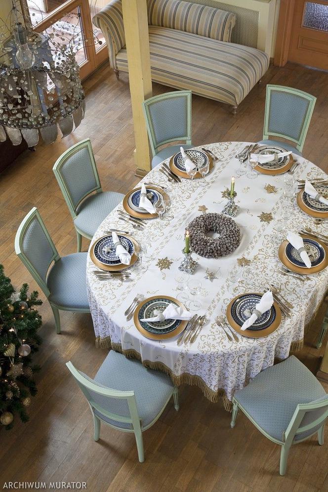 Świąteczne nakrycie stołu w złocie i błękicie