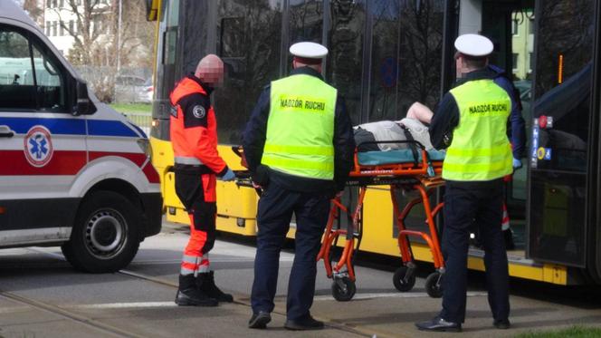 Zalana krwią pasażerka tramwaju. Makabryczny wypadek na warszawskiej Białołęce