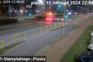 Płock: Kierowca przeleciał nad pasem zieleni. Policja pokazała nagranie 