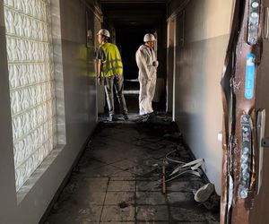 Tak wygląda w środku spalony blok w Ząbkach. Policja pokazała wszystko