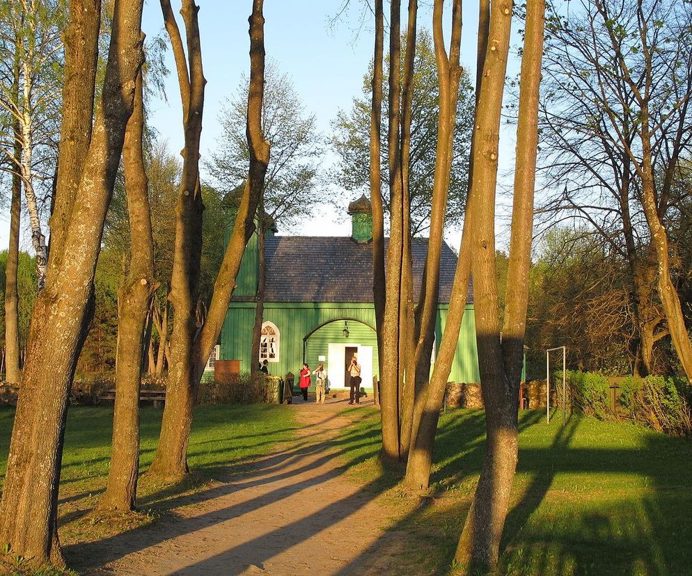 Ta miejscowość w woj. podlaskim najbardziej kojarzy się z jesienią. AI uzasadnia swój wybór
